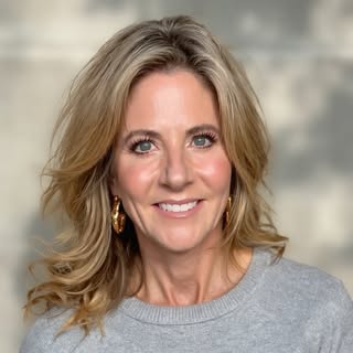 Tracey Rogers Style and Fashion for Women Over 50