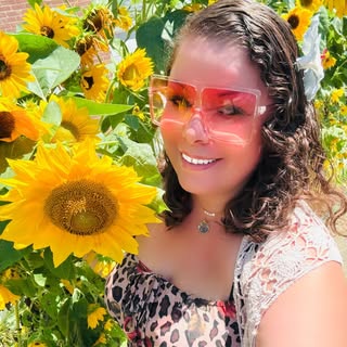 just ella. The Queen of Horror👹✝️🏹🦉🌻👸🍑